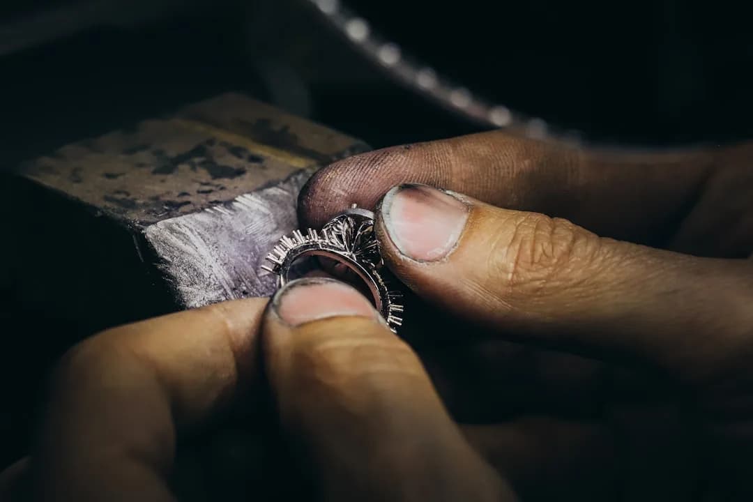 Mãos trabalhando com precisão em peça detalhada, representando a paciência e o cuidado do perfil Artesão DISC