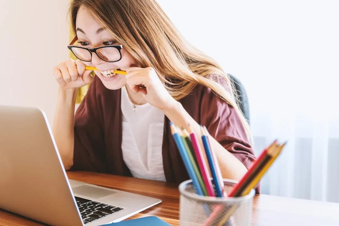 Profissional escolhendo entre diferentes avaliações de carreira