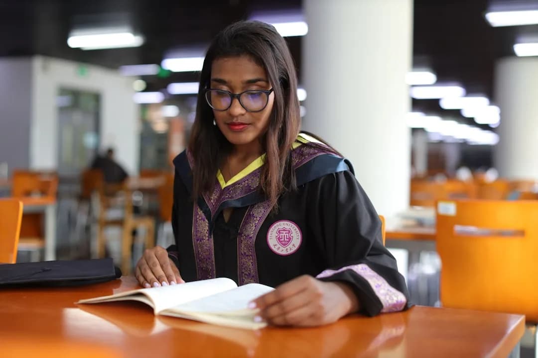 Estudante em frente ao notebook pesquisando cursos e carreiras