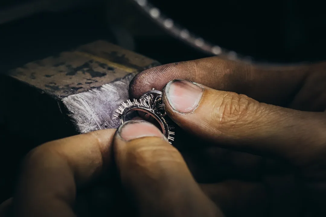Mãos trabalhando com precisão em peça detalhada, representando a paciência e o cuidado do perfil Artesão DISC