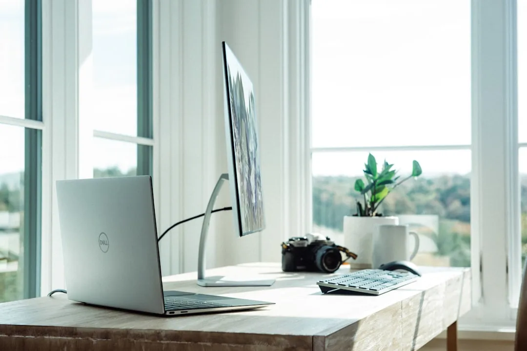Profissional trabalhando em home office com notebook sobre a mesa
