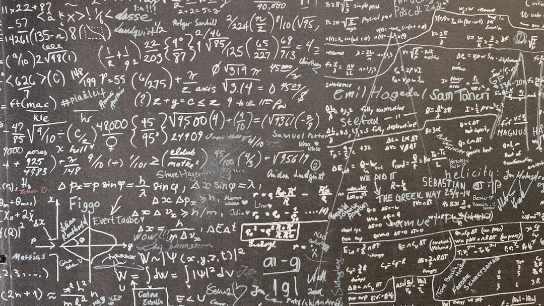 Quadro negro coberto de equações matemáticas e fórmulas escritas com giz