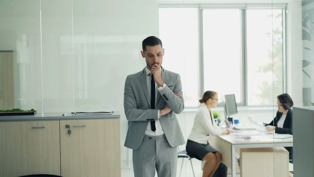 Profissional experiente em momento de reflexão sobre carreira no escritório